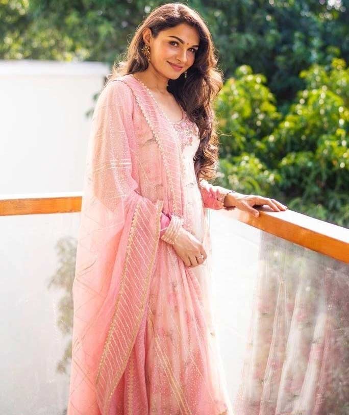 andrea jeremiah  పెళ్లంటే ఇంట్రెస్ట్ లేదట 