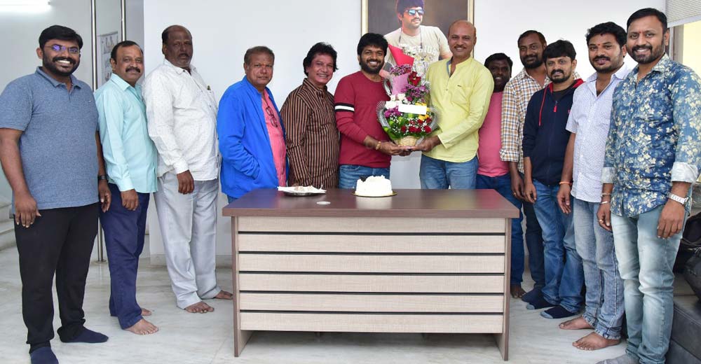 anil ravipudi,anil ravipudi birthday,cinejosh ganesh  ఫోటో జర్నలిస్ట్ లతో అనిల్ రావిపూడి పుట్టినరోజు వేడుక