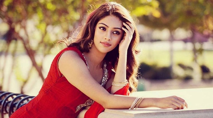 anu emmanuel,allu arjun,naga chaitanya,future,agnathavasi  బన్నీ, చైతూలే ఈ భామని కాపాడాలి!