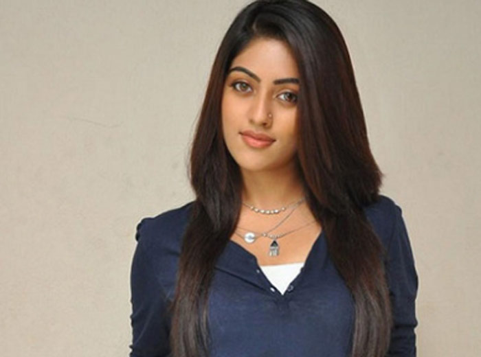 anu emmanuel,ravi teja,faces,problems  అను తప్పుకుంది ఆ ప్రాబ్లమ్ వల్లేనా?