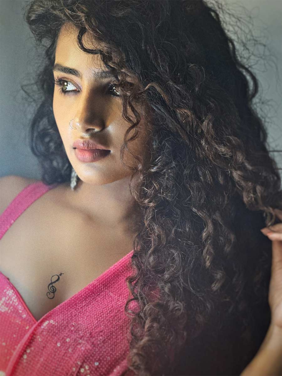 anupama parameswaran  ఊరిస్తున్న అనుపమ అందాలు