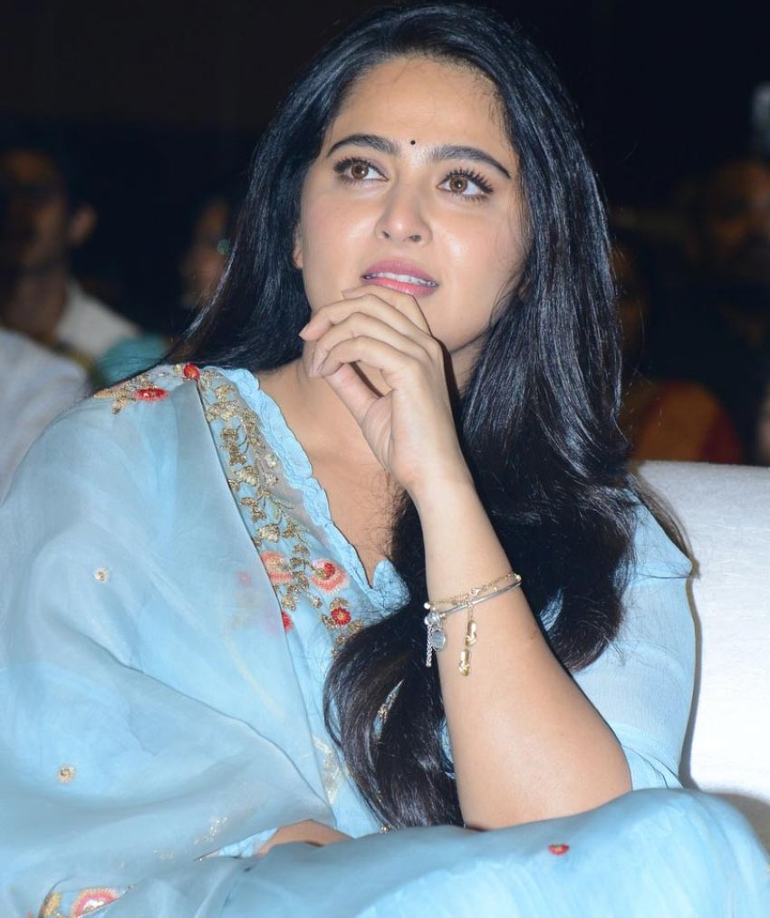 anushka shetty  మీడియా ముందుకు రాదా?