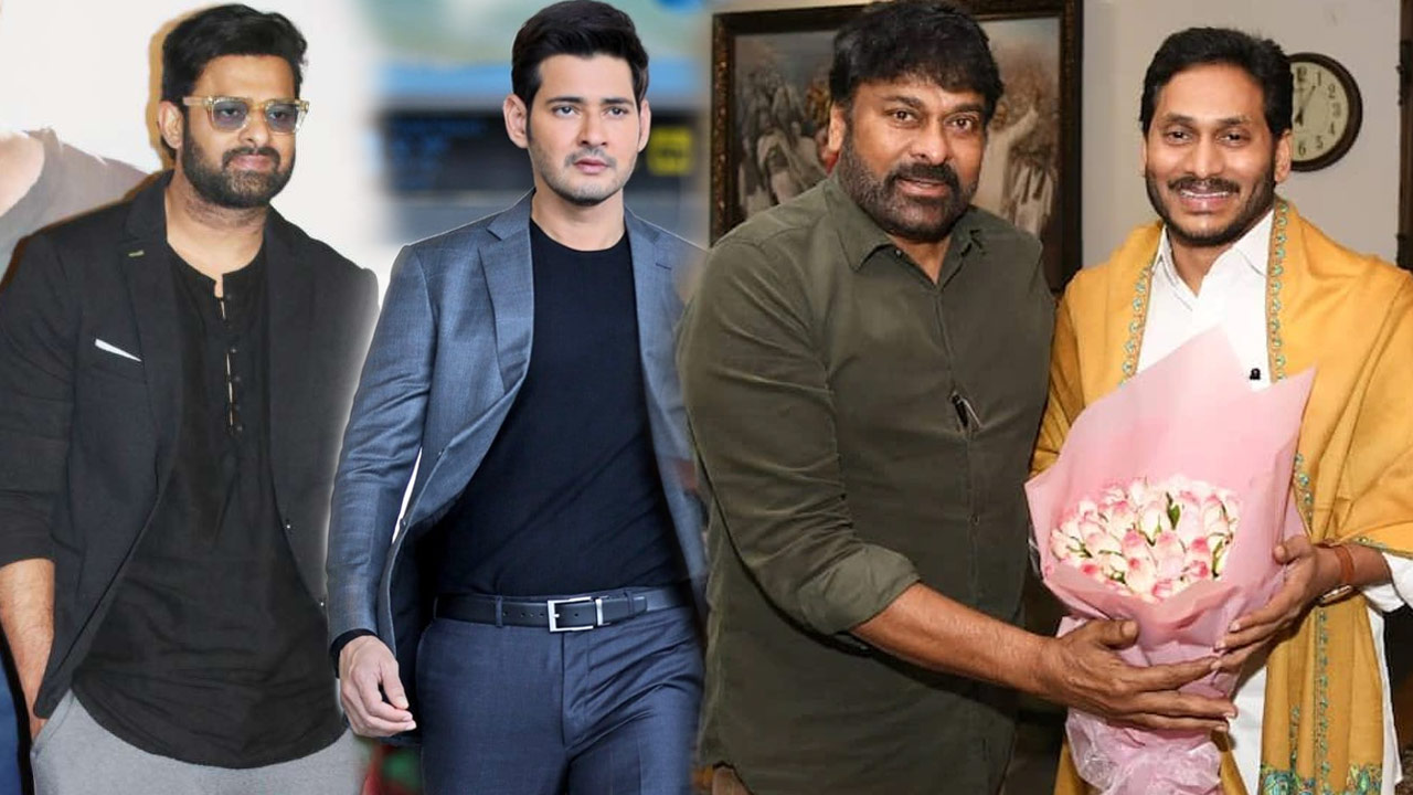 tollywood,superstars,megastar chiru,mahesh babu,prabhas,special flight,ap cm jagan  ఎయిర్ పోర్ట్ లో చిరూ తో పాటు మహేష్, ప్రభాస్  