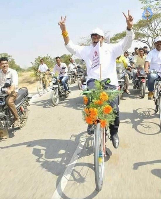 balakrishna,lepakshi utsavam,cycling,hindupur,nandamuri balakrishna bicycle raiding  బాలయ్య‌గాని.. సైకిల్‌గాని ఎక్కాడంటే!