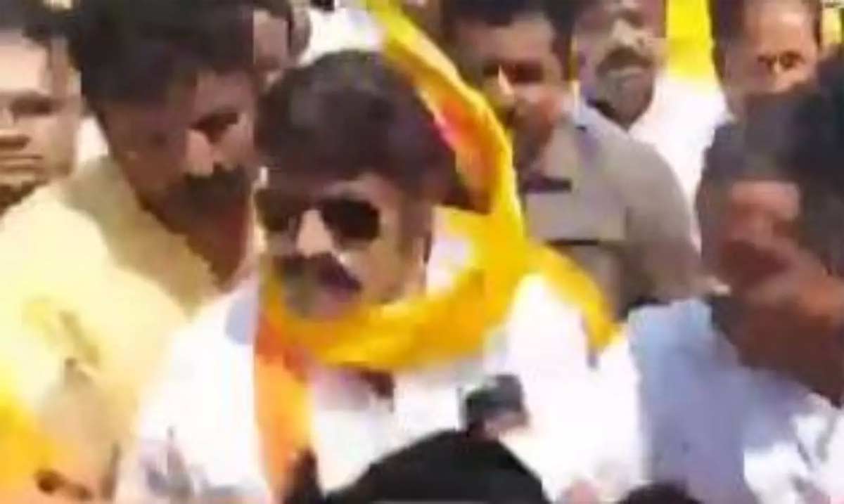 nandamuri balakrishna  అభిమానిపై చేయి చేసుకున్న బాలకృష్ణ