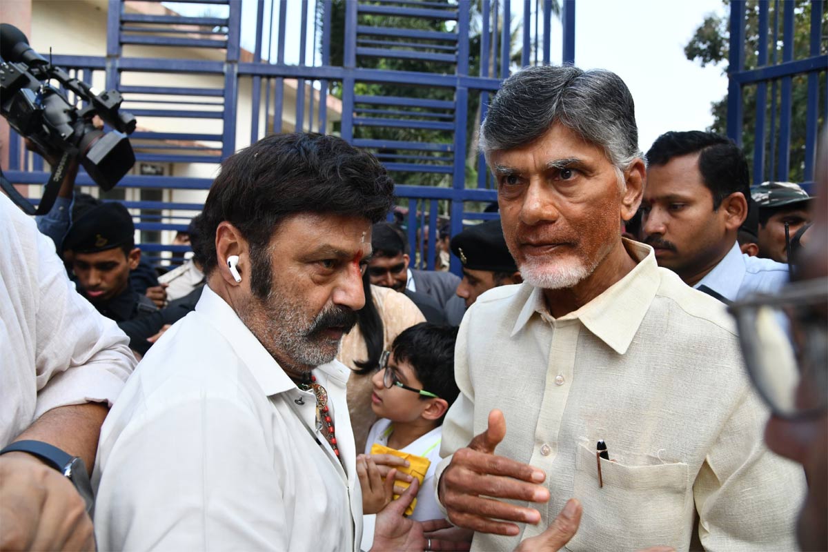 balakrishna  బావతో బాలయ్య ఆత్మీయాలింగనం 