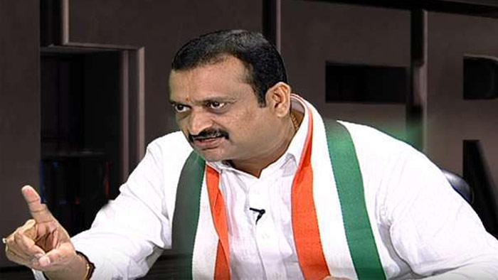 bandla ganesh,pawan kalyan,janasena,interview,congress,chiranjeevi  ఆ ఊసరవెల్లి పవన్‌ నెత్తిమీద పాలు పోశాడు! 