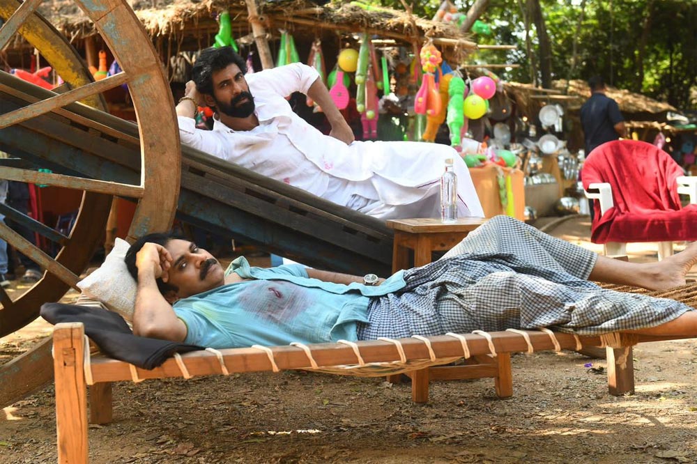 pawan kalyan,rana daggubati,bheemla nayak movie,bheemla nayak sets,bheemla nayak heroes relaxation mode  పిక్ టాక్: భీమ్లా నాయక్ హీరోస్.. రిలాక్స్ మోడ్ 