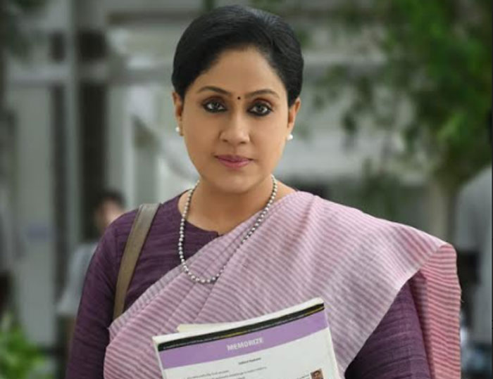 vijayashanthi,re entry,mahesh babu,sarileru neekevvaru,movie  విజయశాంతి కోసం చూస్తున్న భారీ సంస్థలు