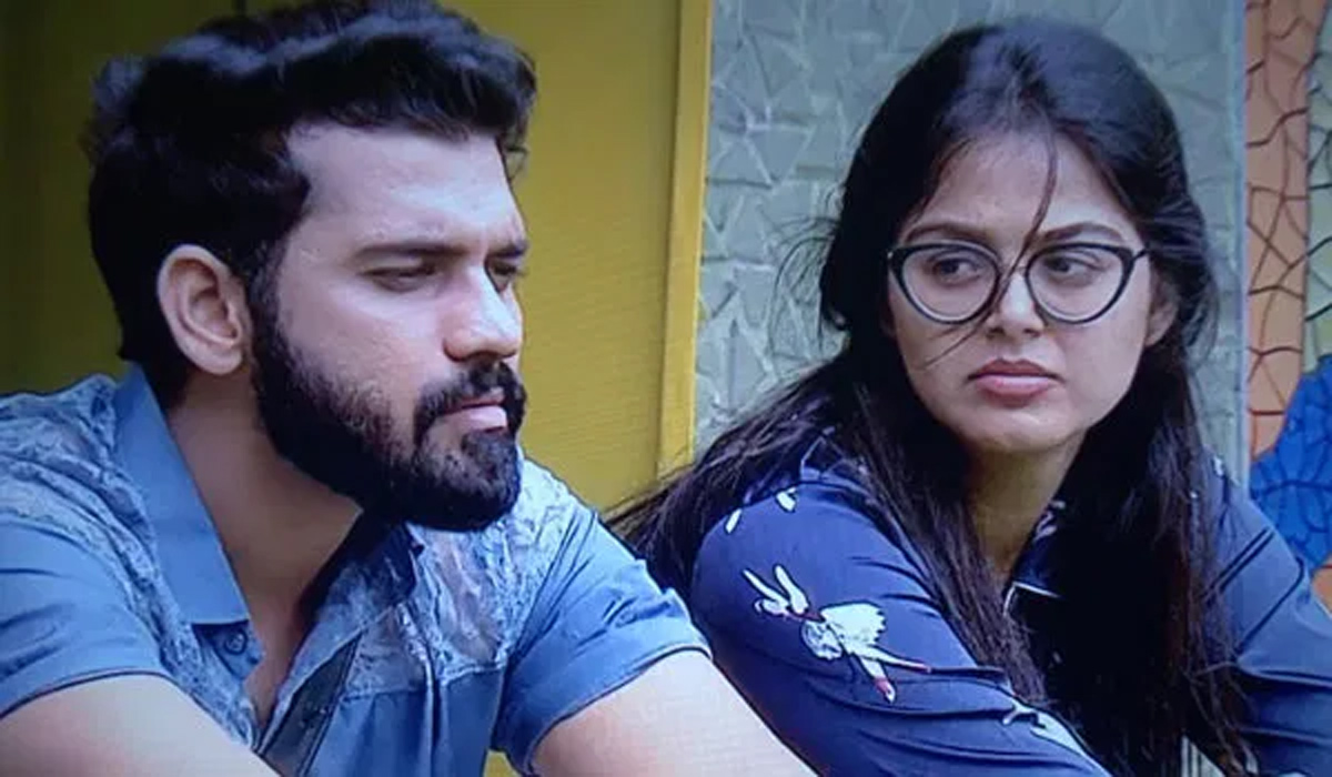 bigg boss 4,monal gajjar,akhil  మోనాల్ దెబ్బకి అఖిల్ కి దిమ్మ తిరిగింది!!