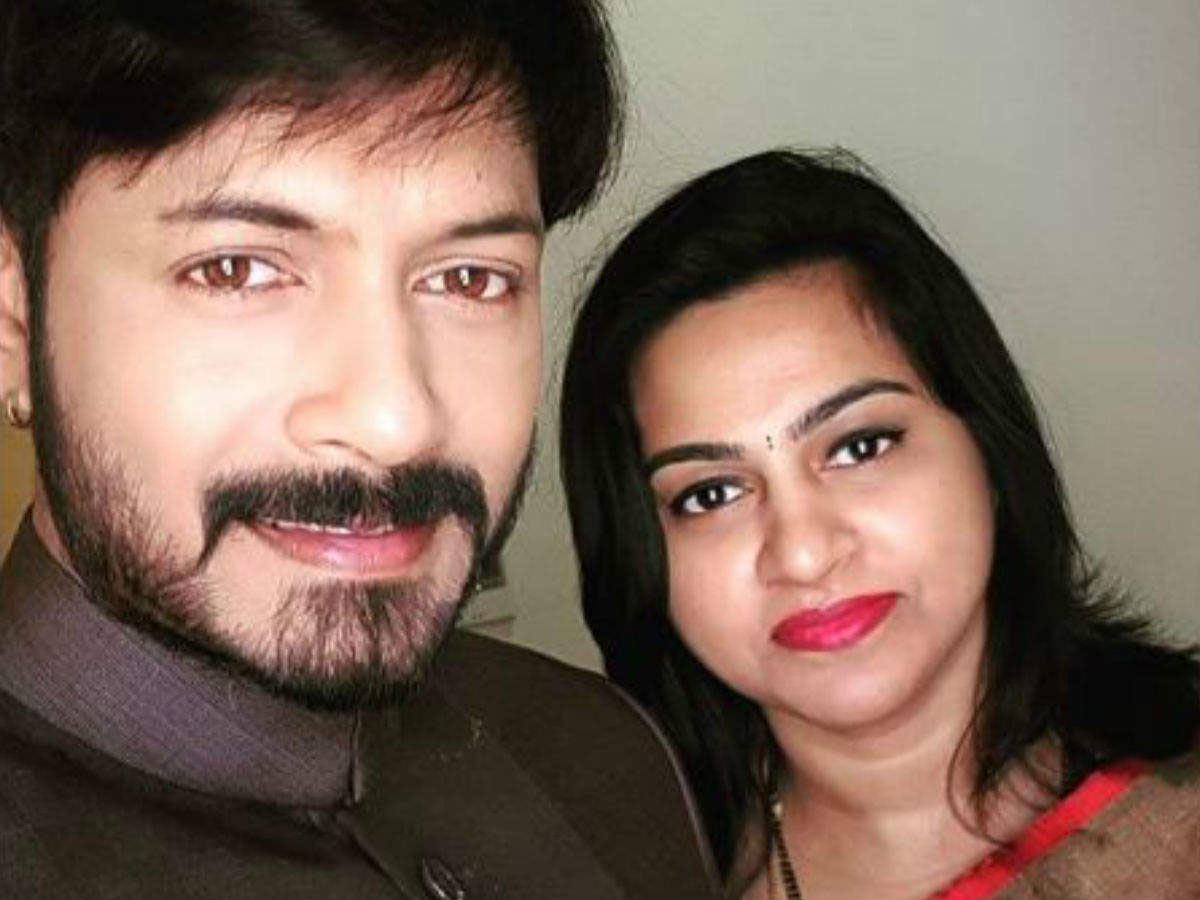 bigg boss season 2 winner,kaushal manda,wife neelima,reality check,covid situation,uk  బిగ్ బాస్ విన్నర్ భార్య ఆవేదన