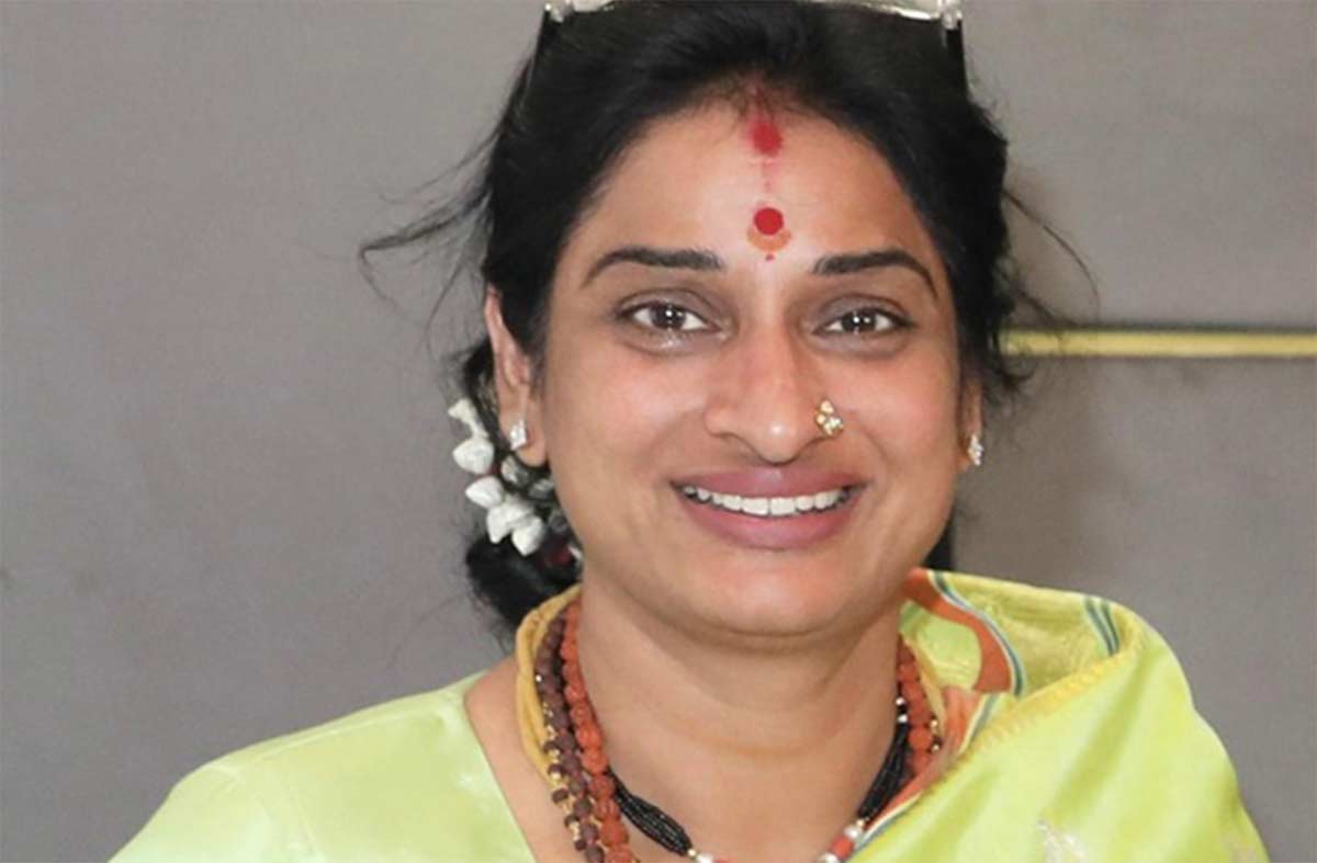 madhavi latha  ఎక్కడ చూసినా మాధవి లతే  