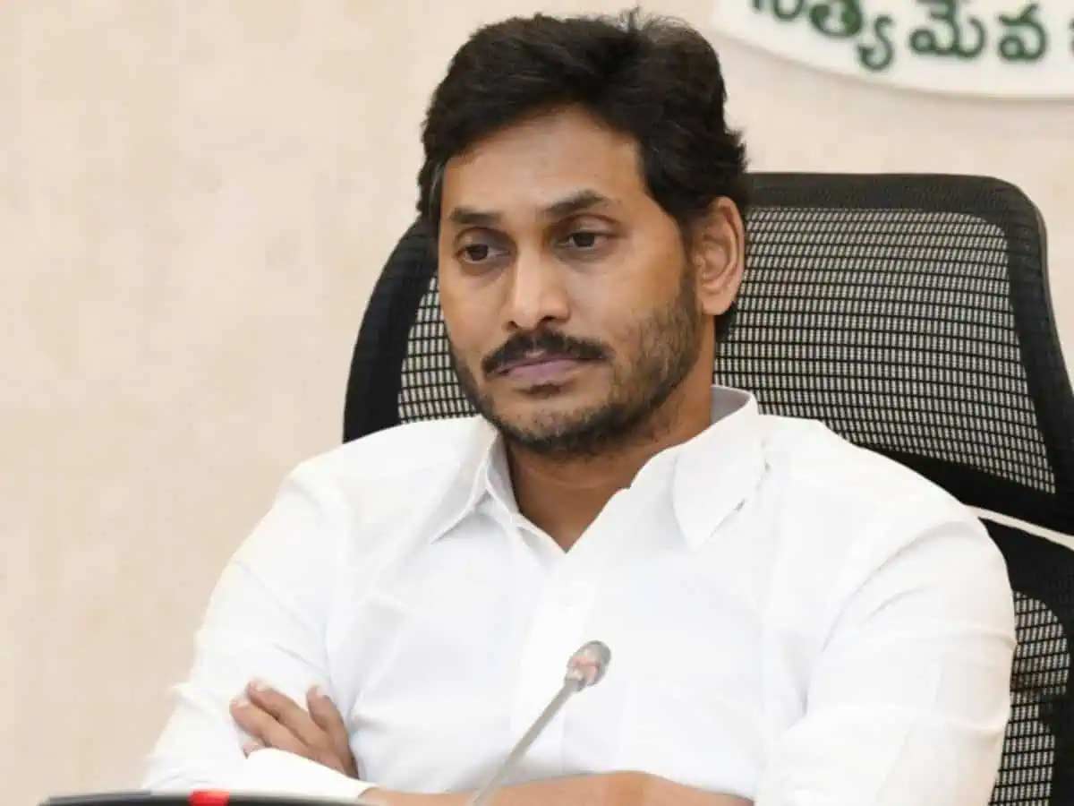 jagan  జగన్ కు గడ్డిపెడుతున్న బ్లూ మీడియా 