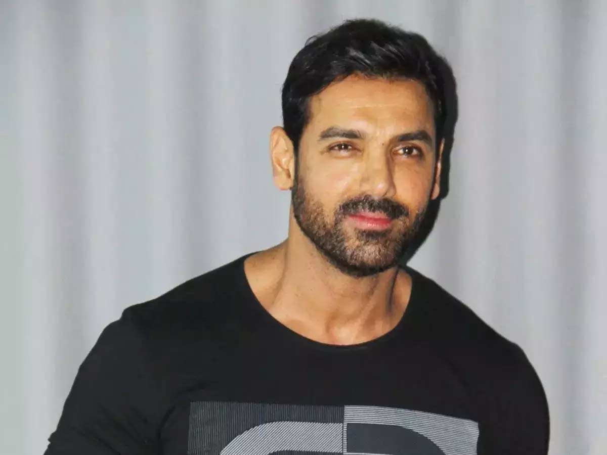 john abraham  పారితోషికాలే బాలీవుడ్  కొంప ముంచాయి 