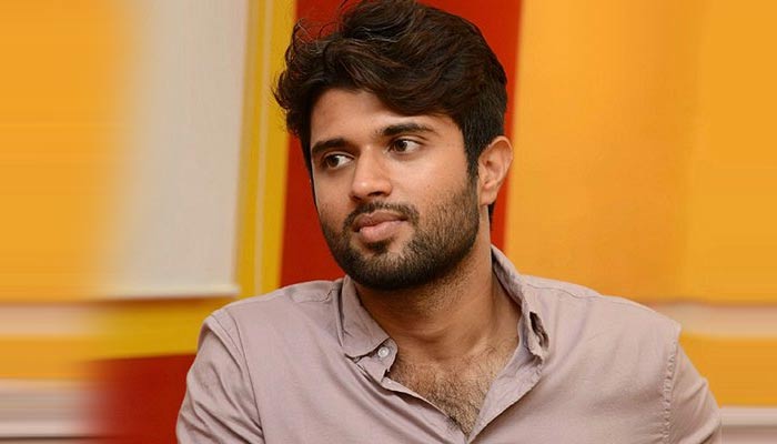 bollywood,big movie,vijay devarakonda,tollywood  బాలీవుడ్‌లో విజయ్ దేవరకొండ భారీ సినిమా!