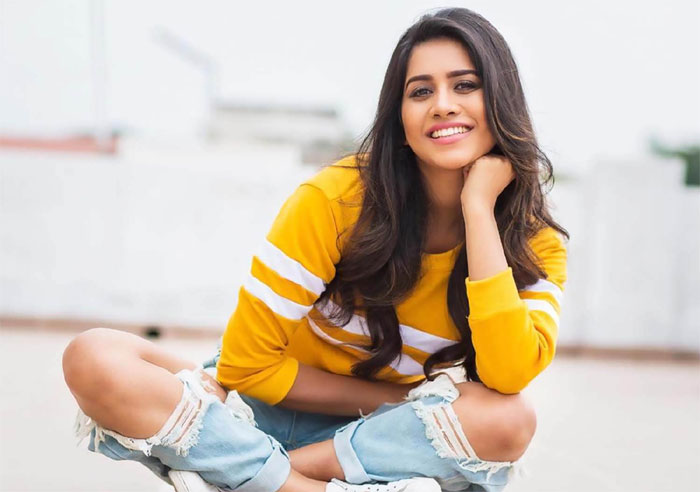 nabha natesh,bumper offer,jr ntr,trivikram,heroine,second heroine  నభా నటేష్‌కి అద్దిరిపోయే ఆఫర్..!