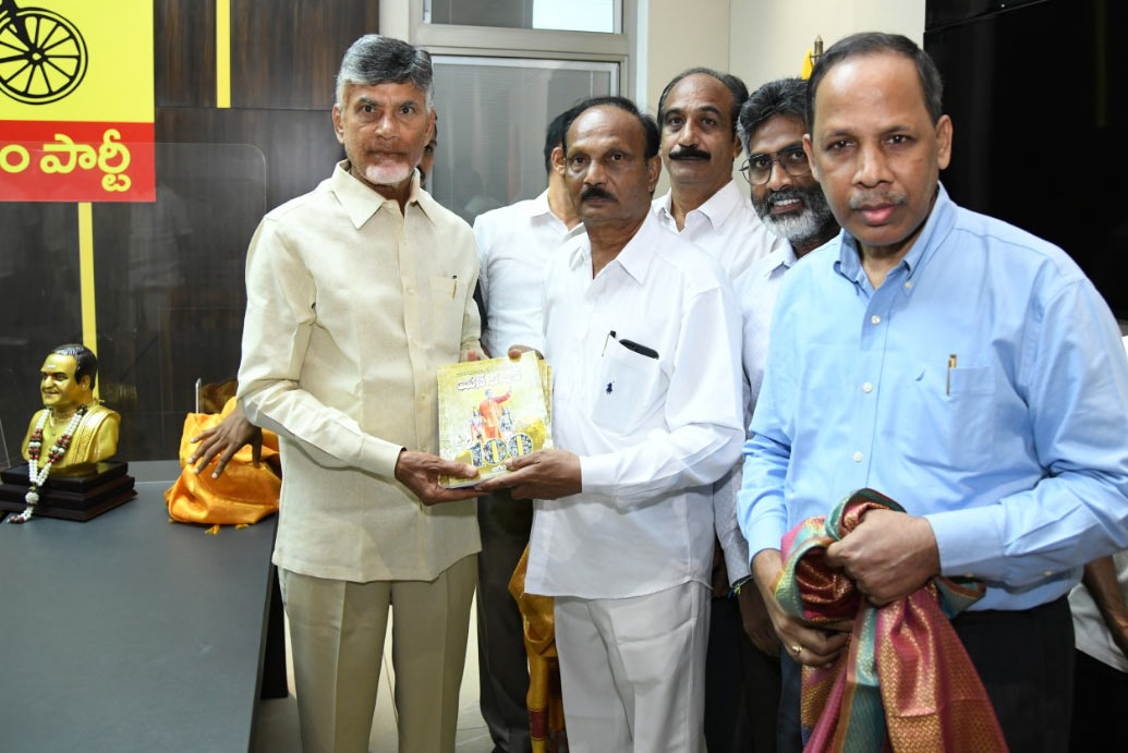 chandrababu,bhagiratha,rambabu  జర్నలిస్ట్ భగీరథను అభినందించిన చంద్రబాబు 