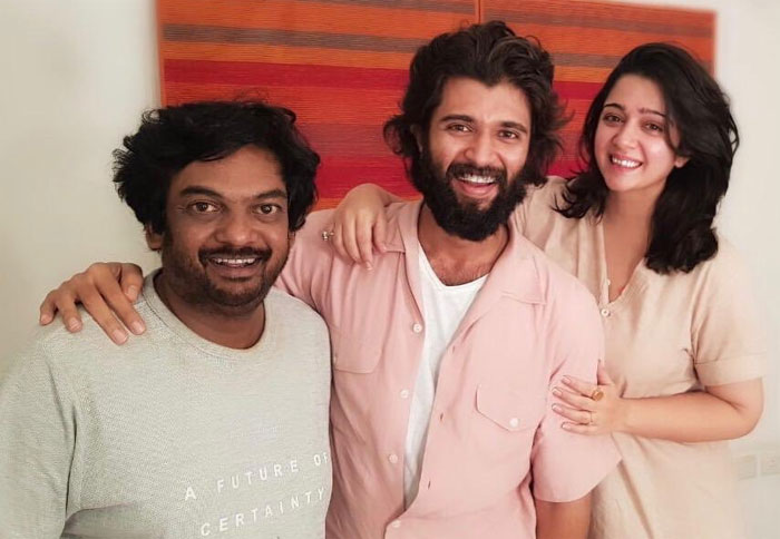 charmi,vijay deverakonda,ananya panday,fighter,puri jagan  విజయ్ సెట్స్‌లో ఉంటే ఛార్మీ చాలా హ్యాపీ..!