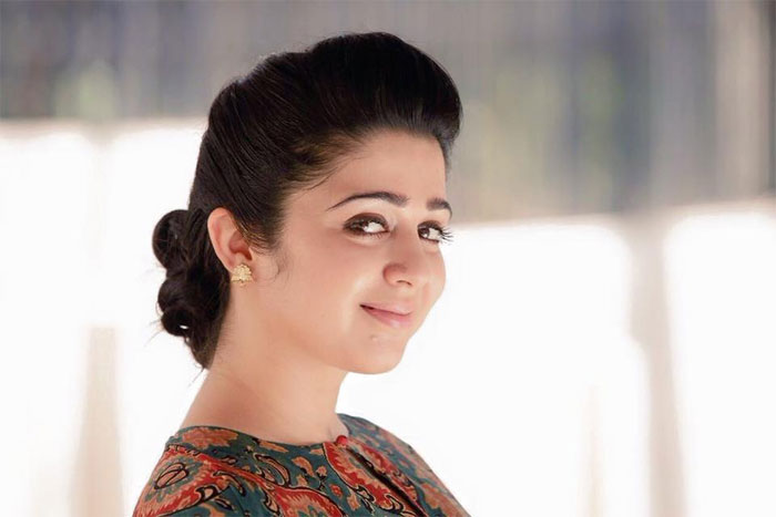 charmi kaur,tweet,samantha,oh baby movie  సమంతా.. నీ జాతకానికో దండం : చార్మీ