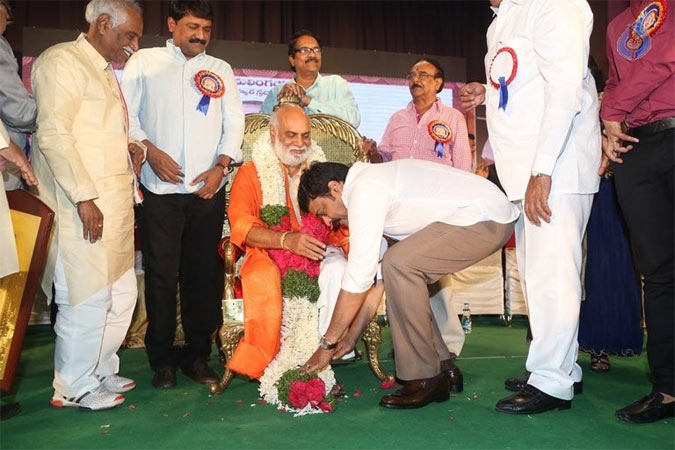 chiranjeevi,allu ramalingaiah national award to raghavendra rao,pawan kalyan,attarintiki daaredi dialogue,mega star  చిరంజీవికి ఎక్కడ తగ్గాలో బాగా తెలుసు!! 