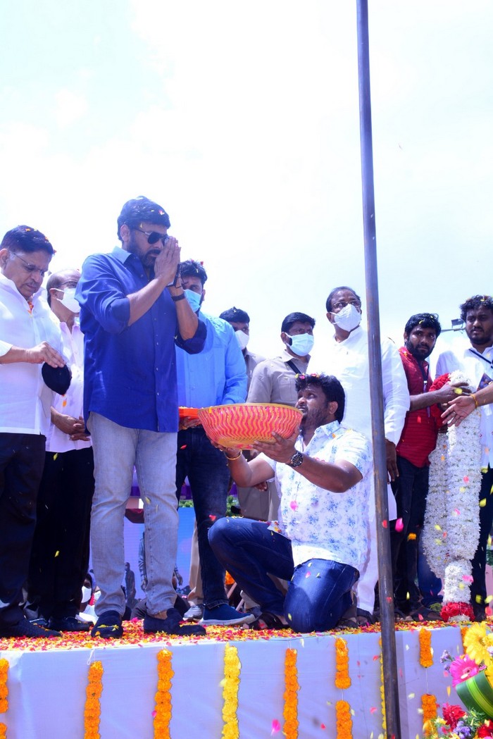 chiranjeevi,allu aravind,allu ramalingaiah statue,rajahmundry