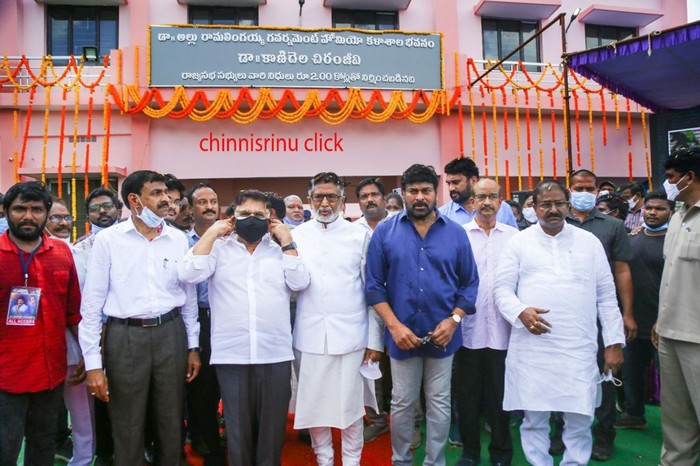 chiranjeevi,allu aravind,allu ramalingaiah statue,rajahmundry