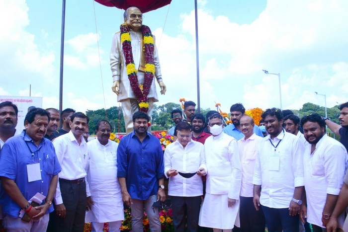 chiranjeevi,allu aravind,allu ramalingaiah statue,rajahmundry