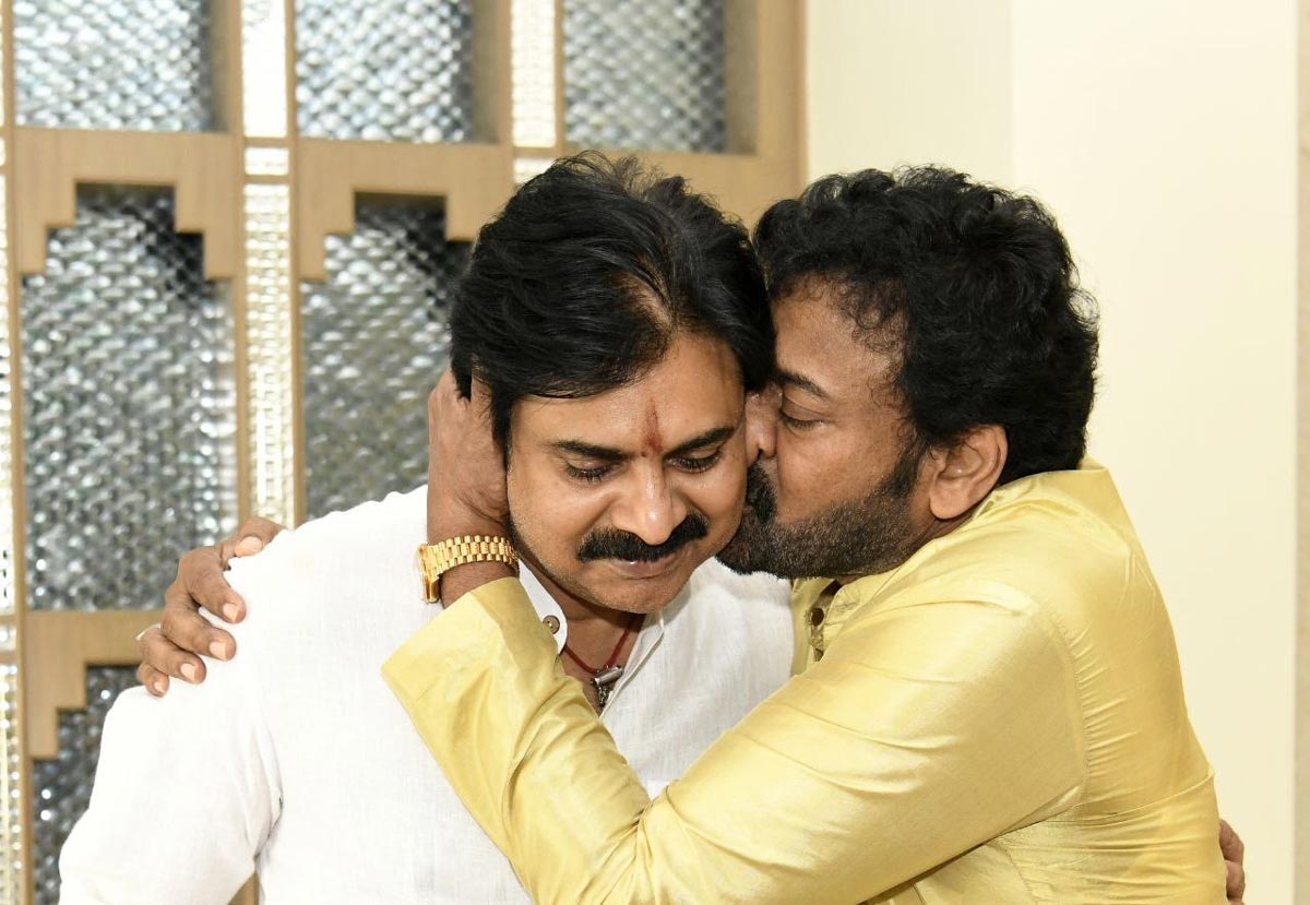 chiranjeevi,ram charan,birthday wishes to pawan kalyan,pawan kaltan,pawan birthday  పవన్ కళ్యాణ్ కి ప్రేమతో చిరు, చరణ్ లు 