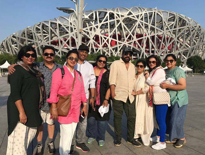 chiranjeevi,china tour,80 batch,radhika sarath kumar,chiranjeevi with surekha  అబ్బ..ఏం ఎంజాయ్ చేస్తున్నారో కదా..!