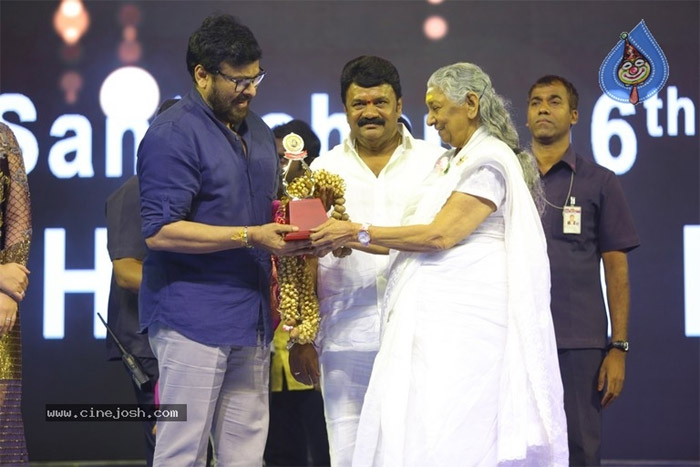 s janaki,santosham award,mega star chiranjeevi  మెగాస్టార్‌కి అవార్డు ఇచ్చింది ఎవరో తెలుసా?