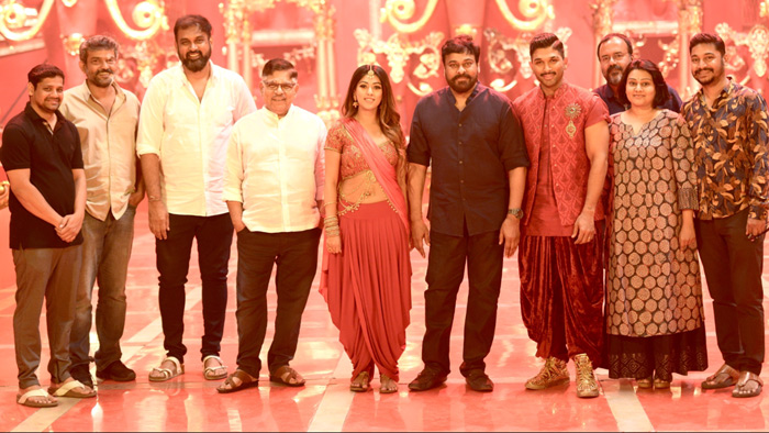 chiranjeevi,allu arjun,naa peru surya,anu emmanuel,dancers  'నా పేరు సూర్య' సెట్స్ లో మెగాస్టార్ సందడి!!