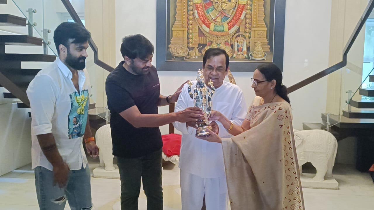 chiranjeevi,brahmanandam  బ్రహ్మి ఇంటికి వెళ్లి విష్ చేసిన చిరు 