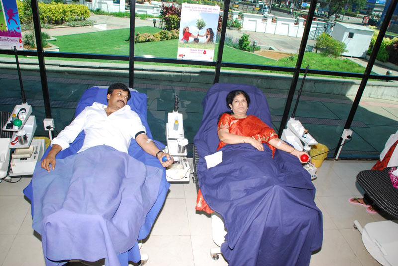 chiranjeevi,chiru wife surekha,blood donate,chiranjeevi blood band,corona  బ్లడ్ డొనేట్ చేసిన మెగాస్టార్ దంపతులు 