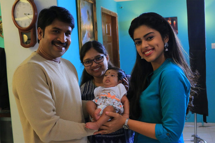 actor,srinivas reddy,one month,old daughter,debuts,jamba lakidi pamba  1 మంత్ బేబీని ఇంట్రడ్యూస్ చేస్తున్న కమెడియన్!