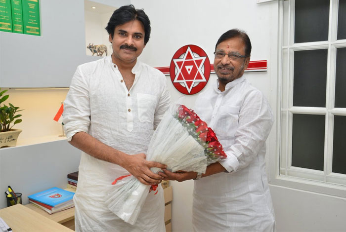 pawan kalyan,madasu gangadharam,janasena party,congress leader  ఈయన చేరికతో జనసేనపై డౌట్స్..!