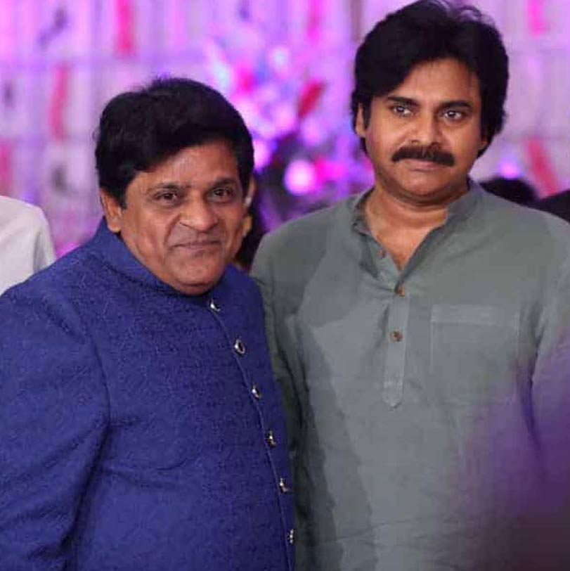 pawan kalyan,ali  పవన్ పద్ధతిపై నెటిజన్ల విమర్శలు