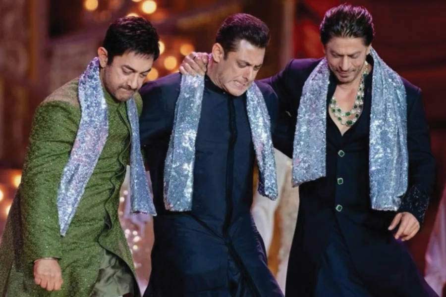 srk,salman  పెళ్ళిలో డాన్స్: ట్రోల్స్ పై స్టార్ హీరోల రియాక్షన్ 