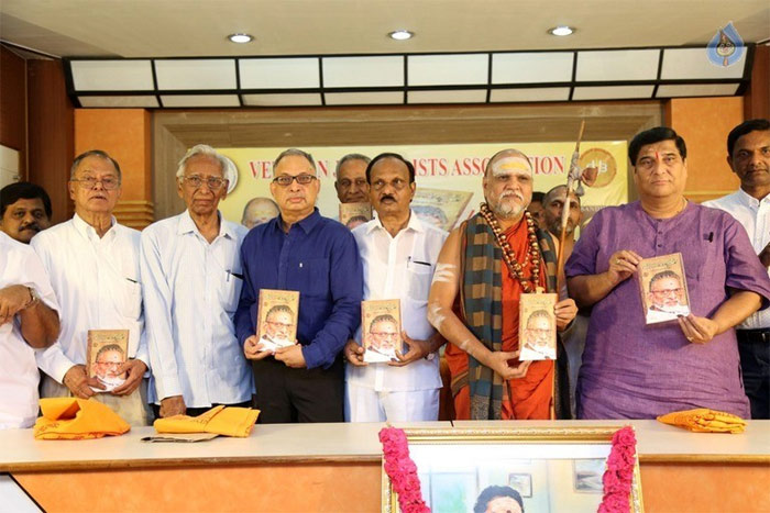 dasara bullodu book,vb rajedra prasad,veera shankar,bhageeratha,kv ramana chary,jagapathi babu father vb rajendra prasad,vetarun journalist association  తెరవెనుక దసరాబుల్లోడు ఈయనే..! 