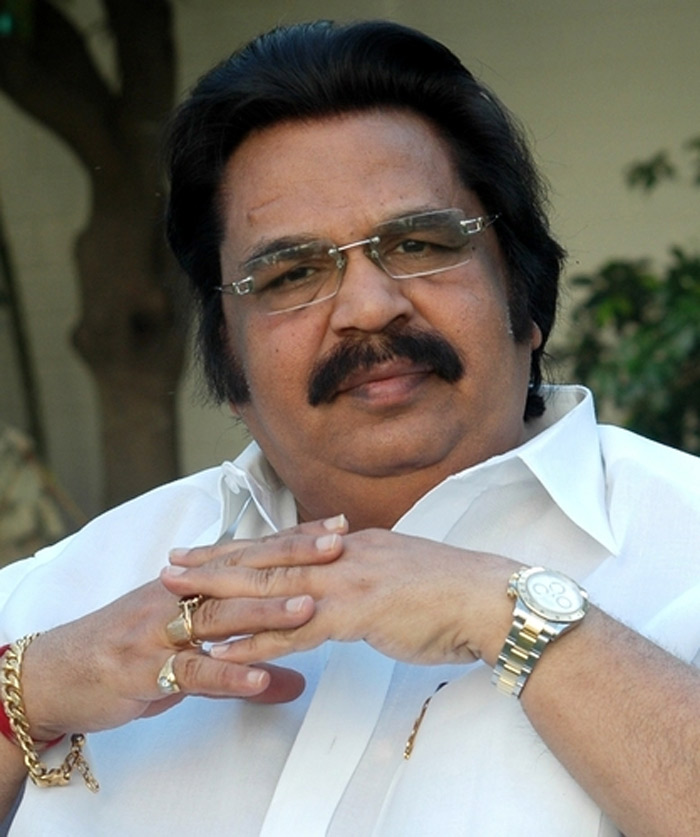 dasari narayana rao,tollywood industry,balakrishna,chiranjeevi,senior ntr,anr,venkatesh  ఇండస్ట్రీలో రెండు కళ్లకు ఆయనో దిక్సూచి..! 