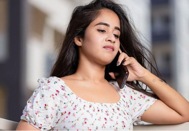 insta,deepthi sunaina,shanmukh,bigg boss,bigg boss 5,breaks into tears  లైవ్ లో దీప్తి సునయన కన్నీళ్లు