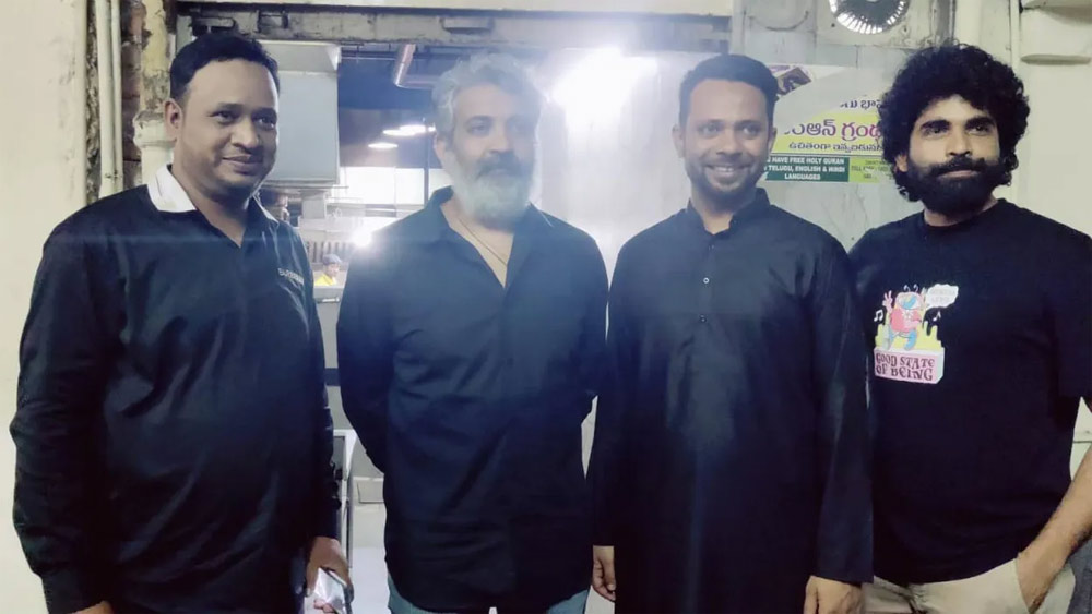 director rajamouli,night bazar,charminar,hyderabad  హైదరాబాద్ ఓల్డ్ సిటీలో జక్కన్న