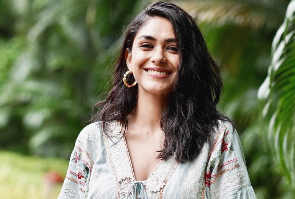 mrunal thakur  ఆ పాత్రలు చెయ్యడం ఇష్టం లేదు: మృణాల్ 