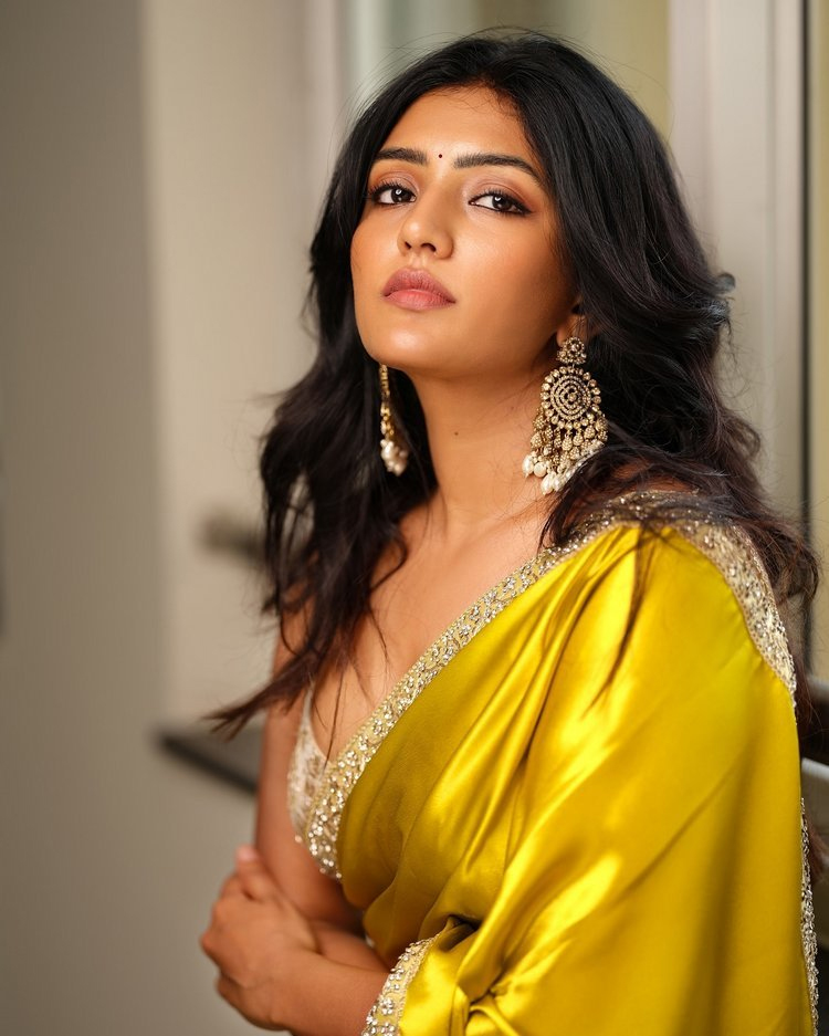 eesha rebba  చీరకట్టులో మెస్మరైజ్ చేసున్న ఈషా రెబ్బ 