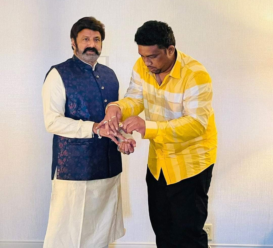 balakrishna,golden gift,lion ring,nandamuri fan  బాలయ్యకి బంగారు కానుక..