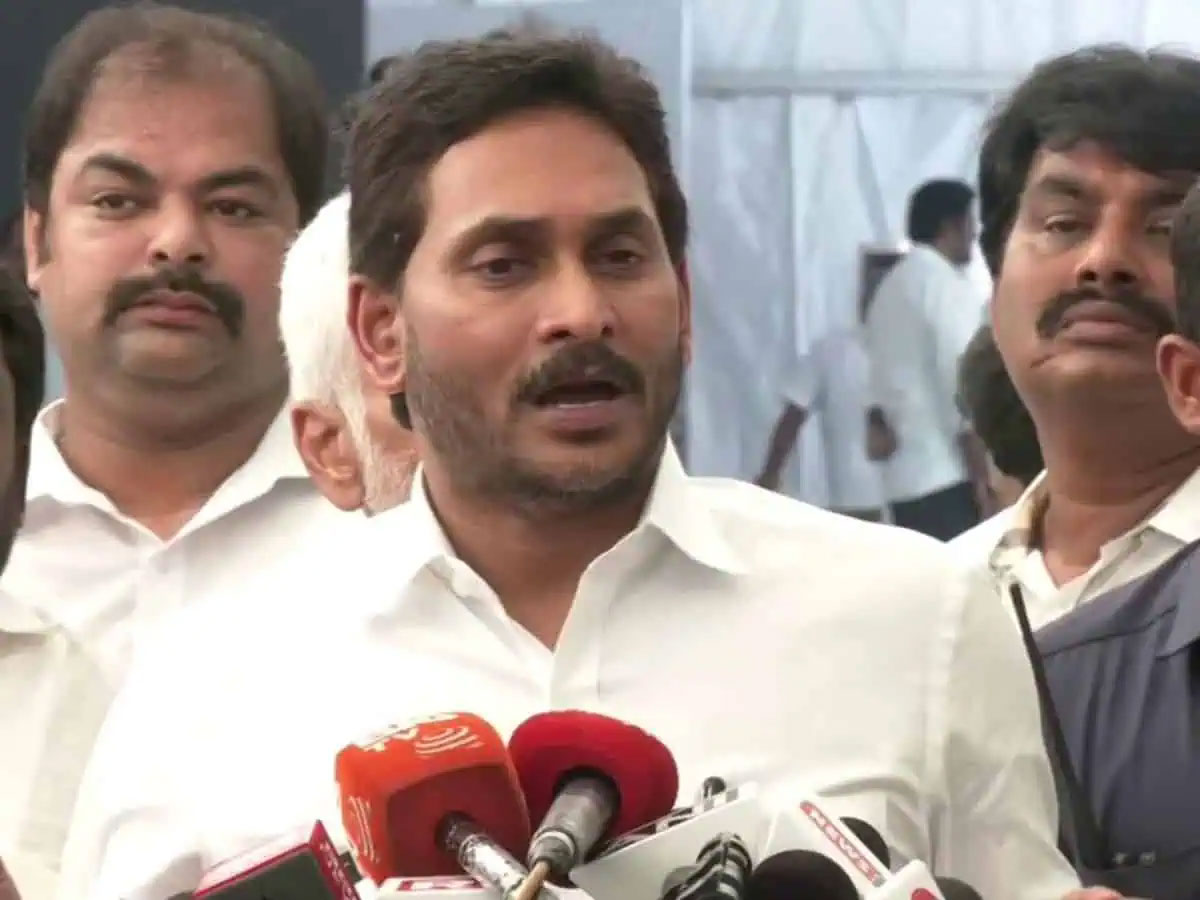 jagan  ఫ్యాన్‌ రెక్కలు ఊడుతున్నాయ్.. చూస్కో జగన్!