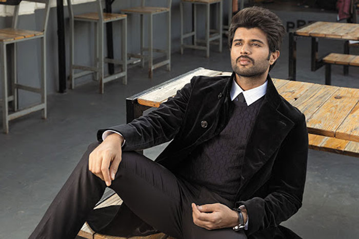 vijaya deverakonda,fans,happy,remuneration,producer,world famous lover,rowdy star  రౌడీ స్టార్ చేసిన పనితో ఫ్యాన్స్ హ్యాపీ 