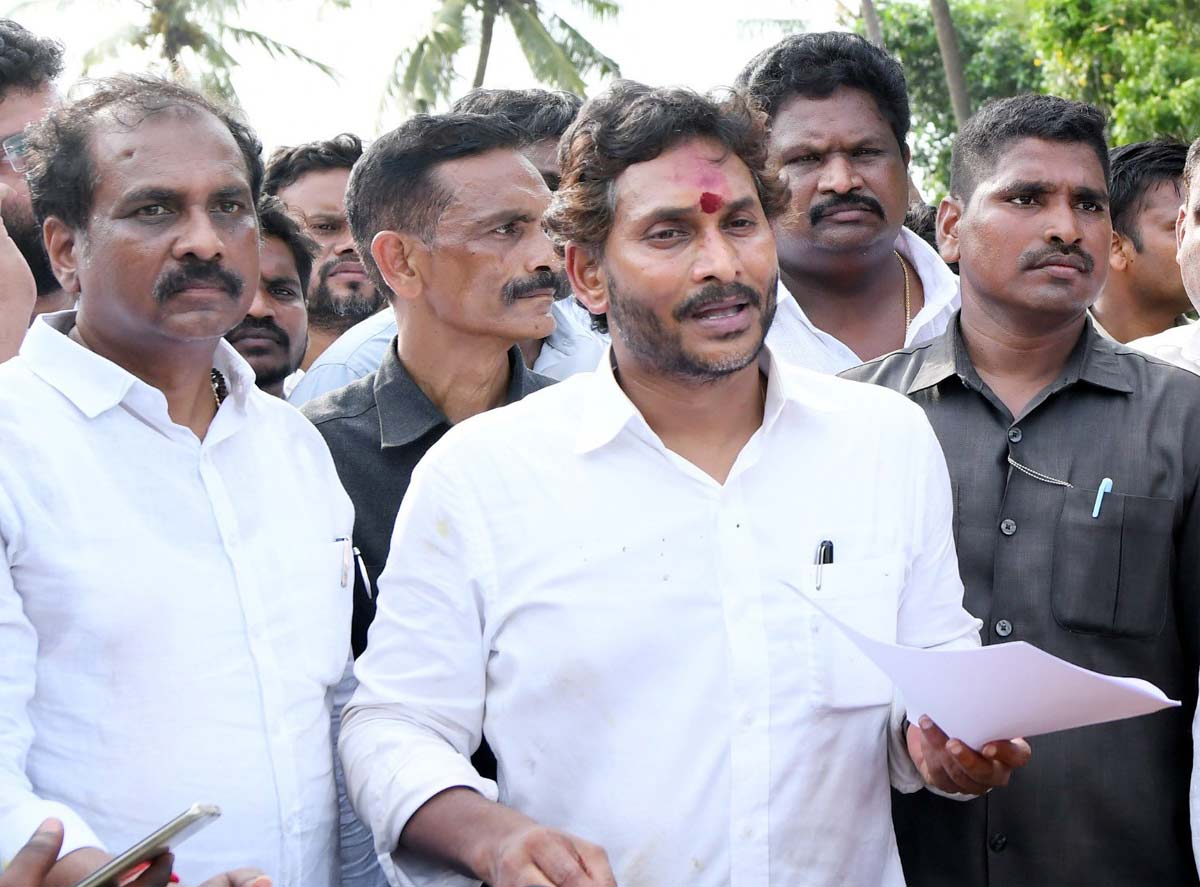 ys jagan,yeluru,crowd  జనాన్ని చూసి ఊపొచ్చిందట 