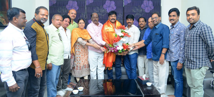 film critics,association,meets,mega star,chiranjeevi  మెగాస్టార్‌ను కలిసిన ఫిలిం క్రిటిక్స్‌ అసోసియేషన్‌