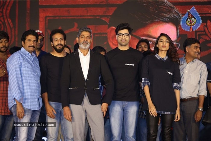 jagapathi babu,goodachari,success meet,30 years,chiranjeevi  చిరంజీవి క్లాప్‌తో ఈ నటుడి జర్నీ మొదలైందంట