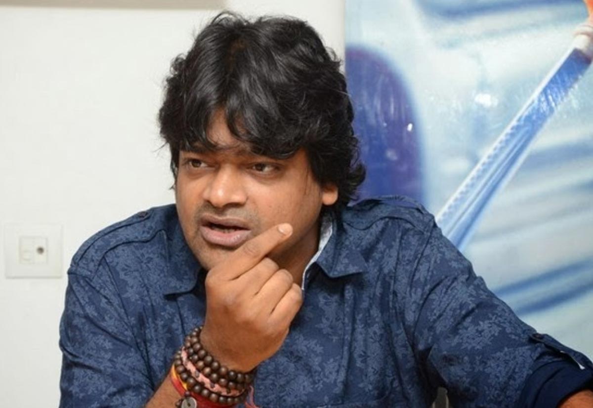 harish shankar,pawan kalyan,channel anchor,politics,cinema  ఛానెల్ యాంకర్‌కి చమట్లు పట్టించిన హరీష్!